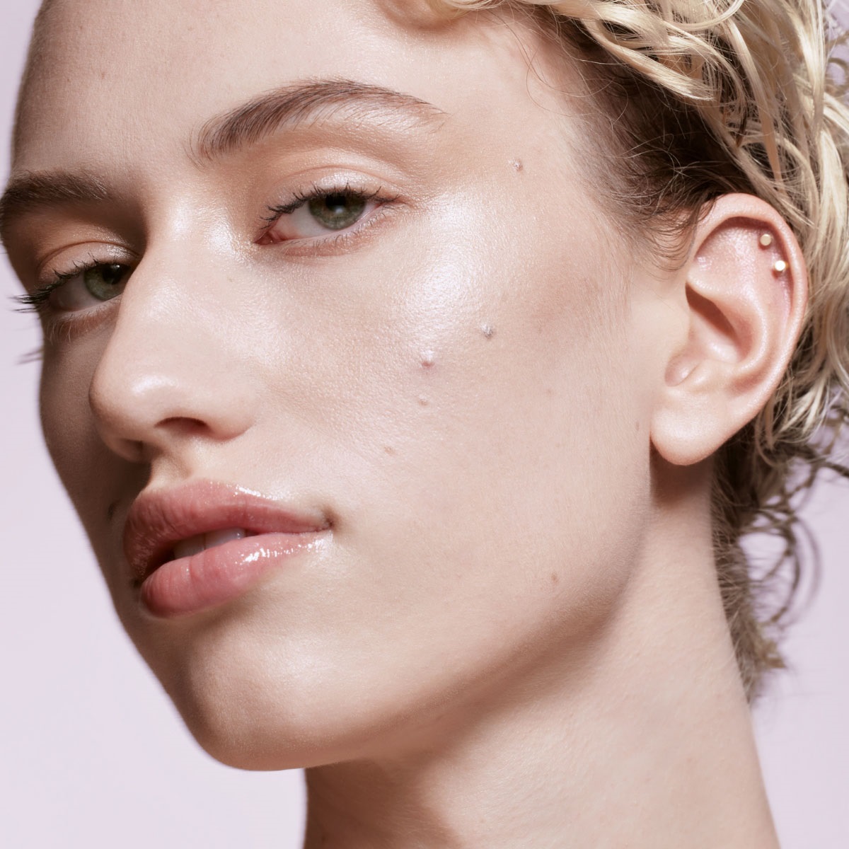 DEMI'GLOW HIGHLIGHTER (ILUMINADOR DE TEXTURA SEDOSA)